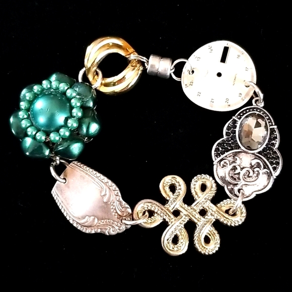 Hand Crafted Repurposed Vintage Assemblage Charm Bracelet NWT - Picture 3 of 16